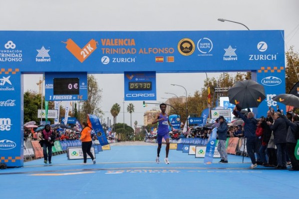 El etíope Yomif Kejelcha firma un nuevo récord del mundo del Medio Maratón en València
