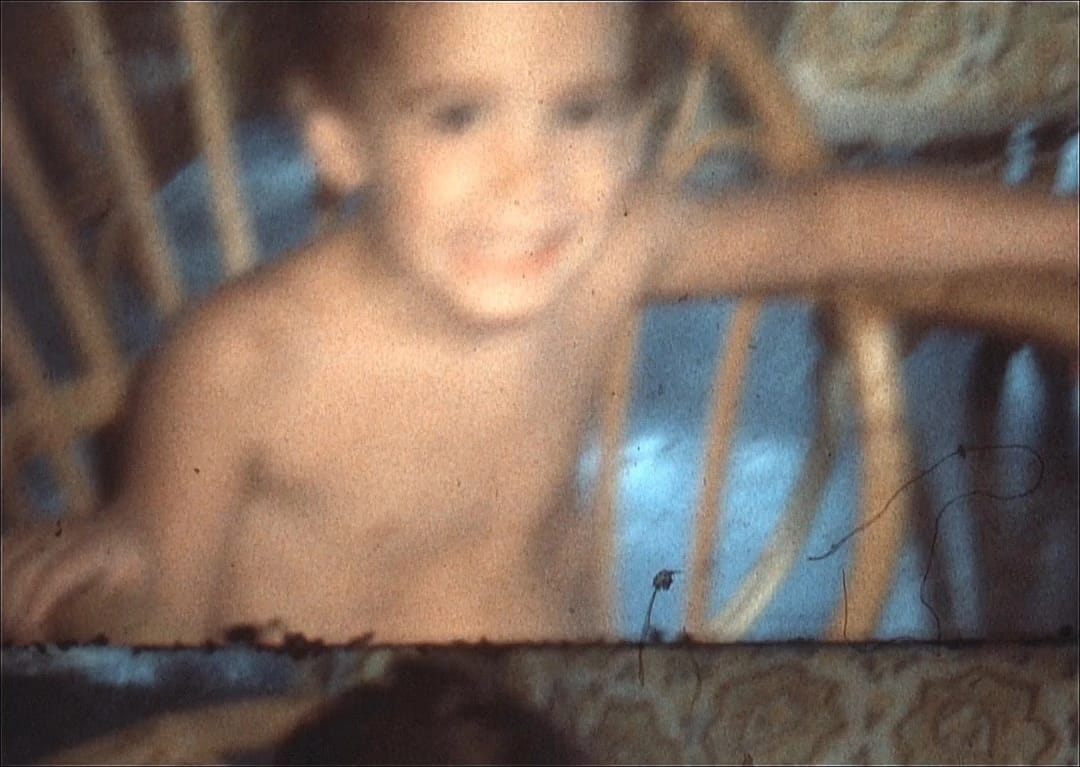 Adaptación instalativa ex profeso de una pieza anterior titulada Políticas visuales queer - Álvaro Romero, Entre luces y colores, 2025, videoinstalación Adaptación instalativa ex profeso de una pieza anterior titulada Políticas visuales queer