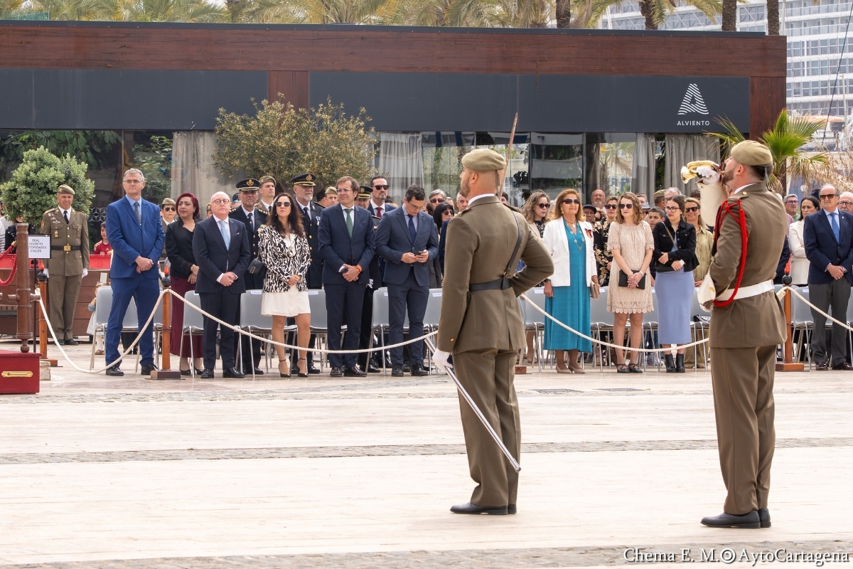 El Regimiento de Artillería Antiaérea 73 celebra el 2 de Mayo junto a la bandera nacional