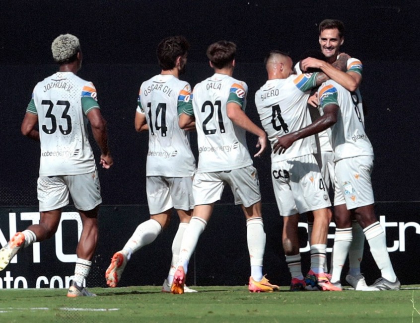 Los albinegros, celebrando uno de sus tres goles en el partido de ida.  - 