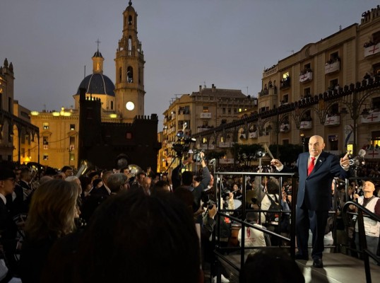 Alcoy estrena sus Moros y Cristianos con miles de voces interpretando el Himno de Fiestas