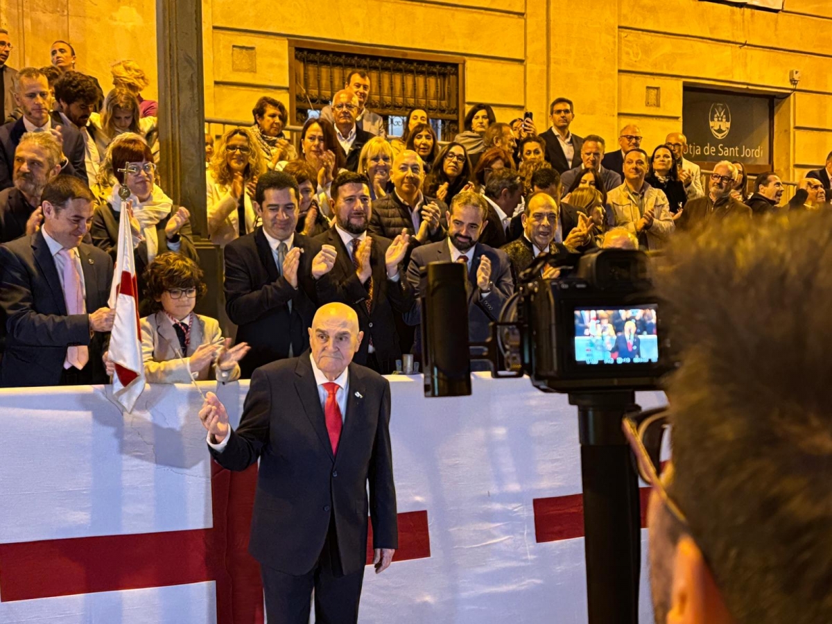 El director del Himno ha recibido la batuta de manos de Sant Jordiet.