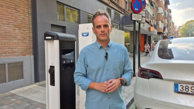 Podemos exige en la Asamblea el pago de las ayudas al coche eléctrico y placas solares en la Región