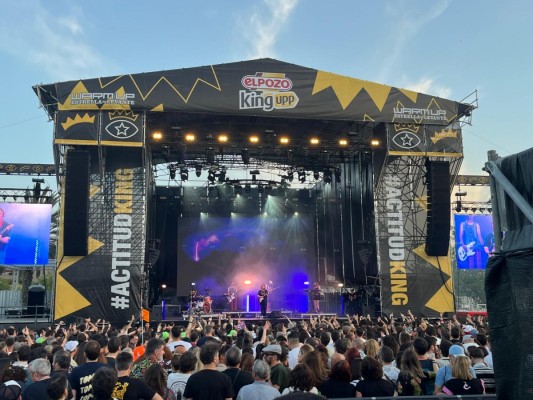 Franz Ferdinand, Carolina Durante y Niña Polaca 'sacuden' el Warm Up