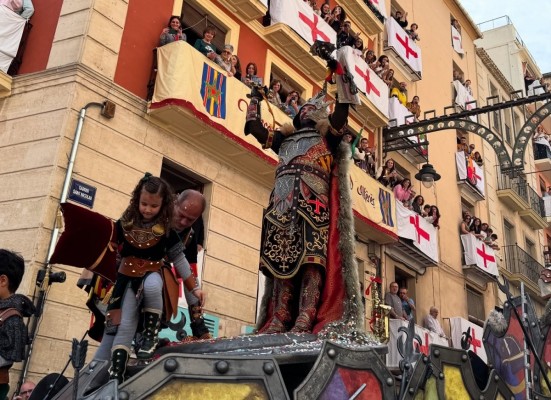 Los cristianos despliegan en Alcoy a sus tropas en una multitudinaria, compacta y soleada Entrada