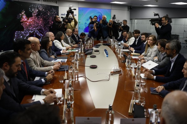 El Gobierno pone en marcha dos grupos para analizar por separado el error técnico y el ciberataque como causas
