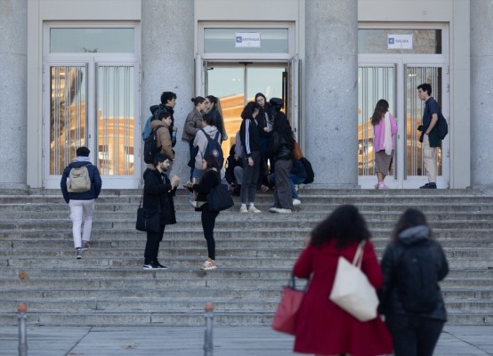 València promueve un programa para que mayores y universitarios compartan hogar y tiempo