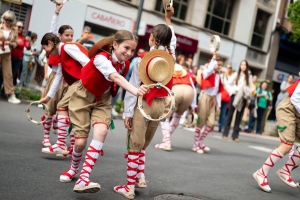 Los niños de Castelló anuncian el día grande de la Mare de Déu del Lledó en el multitudinario Pregonet