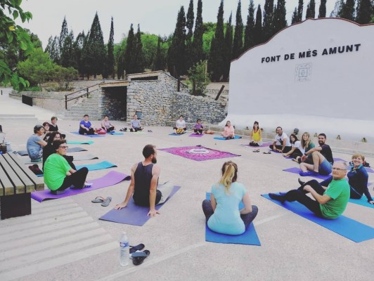 El ioga rural es converteix en font de benestar, salut i ingressos a Costur
