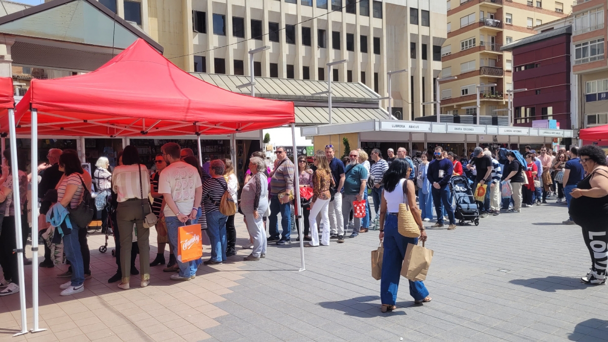Colas en la plaza Santa Clara para la firma de ejemplares.