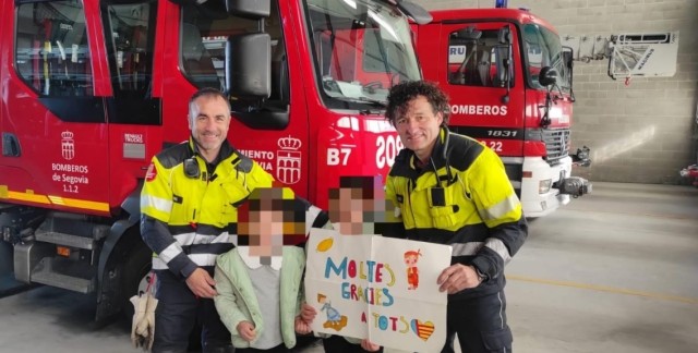 Emotiva visita de una familia de Paiporta que conoció a los Bomberos de Segovia durante la catástrofe