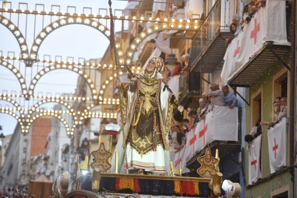 El bando moro presenta sus huestes en una Entrada que pasa a la historia festera y de Alcoy