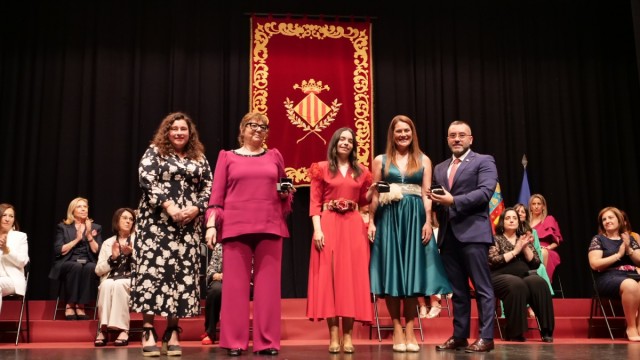 Vila-real homenajea a las cortes de honor de 1975 y 2000 en la antesala a las fiestas de Sant Pasqual