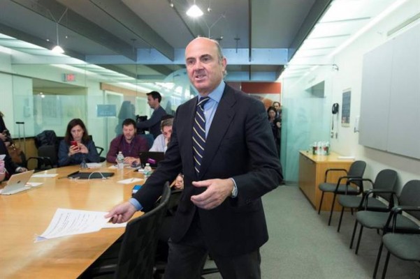 De Guindos lleva al Congreso una nueva senda de déficit y de reformas para España