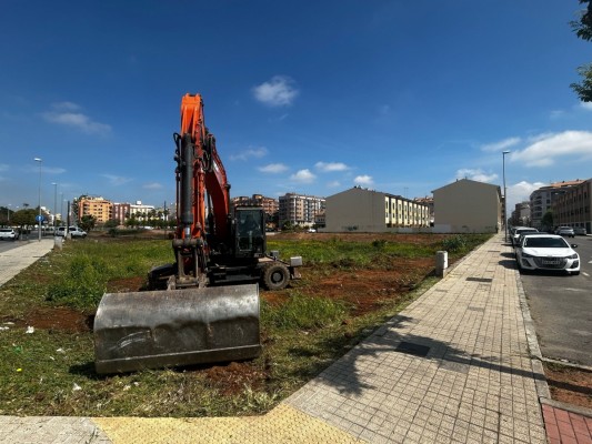 Vila-real inicia la limpieza de solares públicos en entorno urbano para prevenir incendios