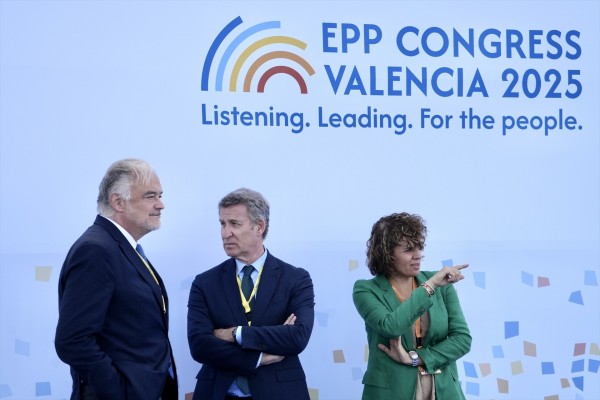 Feijóo mantendrá a Montserrat en núcleo duro del PP y Pons acumulará los cargos de vicesecretario y portavoz en Bruselas