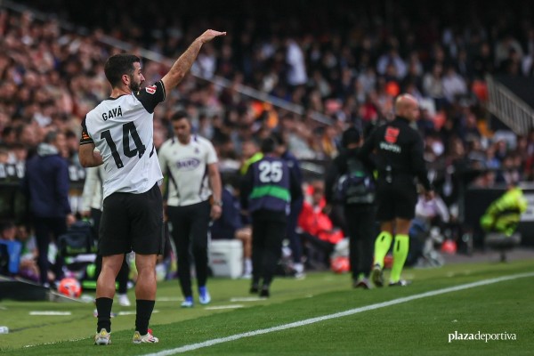Gayà entra en el 'top 10' de jugadores con más partidos oficiales en la historia del Valencia CF