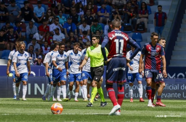 El Levante tropieza ante el Tenerife y aprieta el ascenso directo 