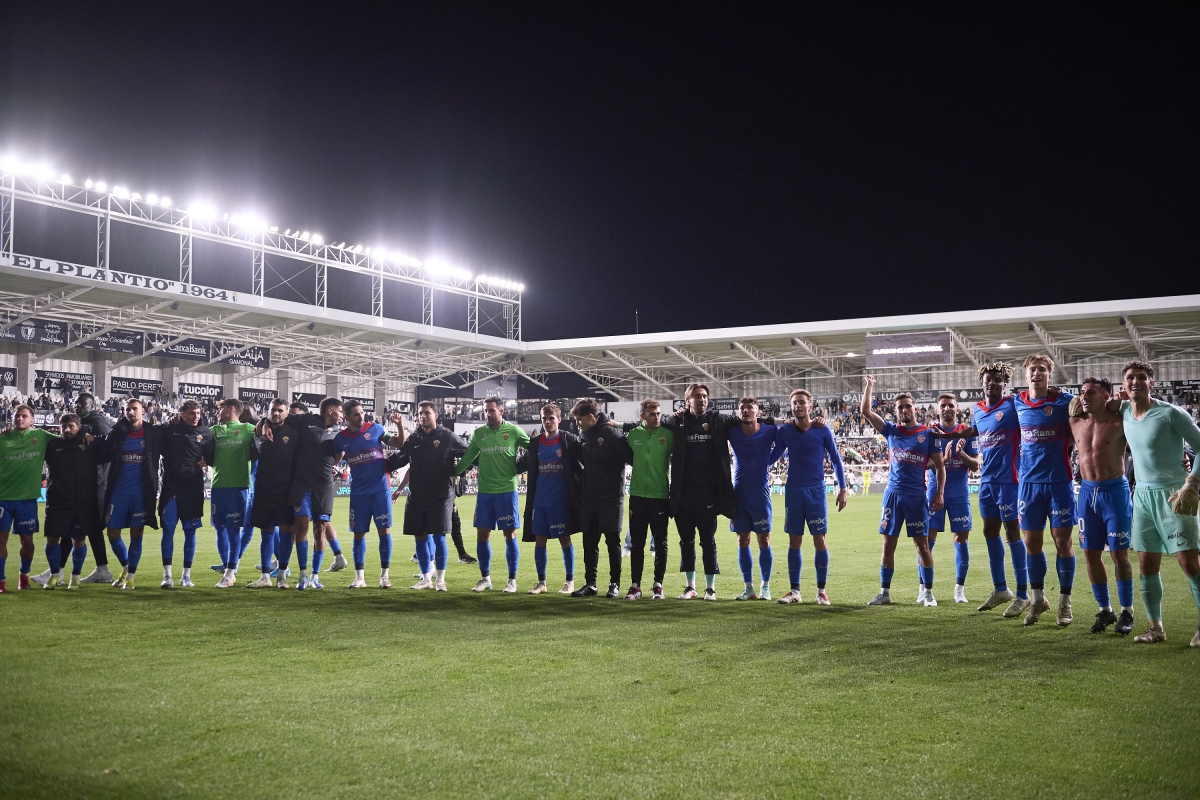 La plantilla del Elche CF celebra la victoria en Burgos - Foto: PLAZA