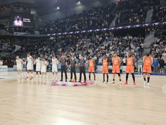 Valencia Basket da la cara pero no es suficiente ante el líder