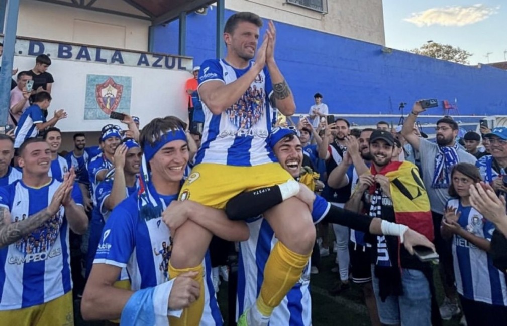 Andrés Carrasco, goleador del Lorca Deportiva, aupado por sus compañeros. - Foto: LD