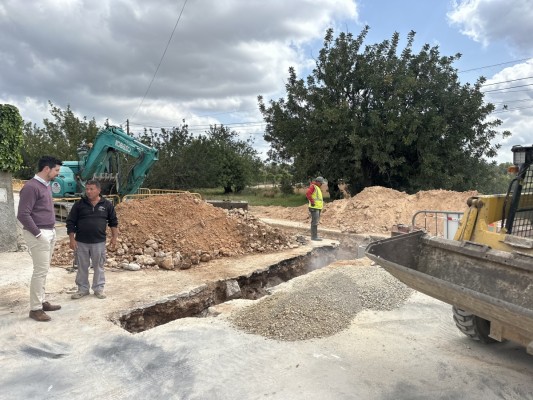 Avanzan las obras del colector norte de la Pobla de Vallbona que mejora la red de saneamiento de las urbanizaciones