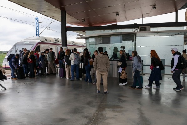 Los afectados por cancelaciones del AVE pueden reclamar gastos de comida y alojamiento