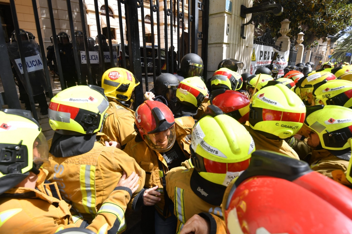 Los bomberos llevan sus protestas a las puertas de la Diputación de Alicante