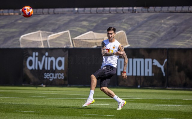 Enzo Barrenechea no entrena con el Valencia por molestias en el tobillo