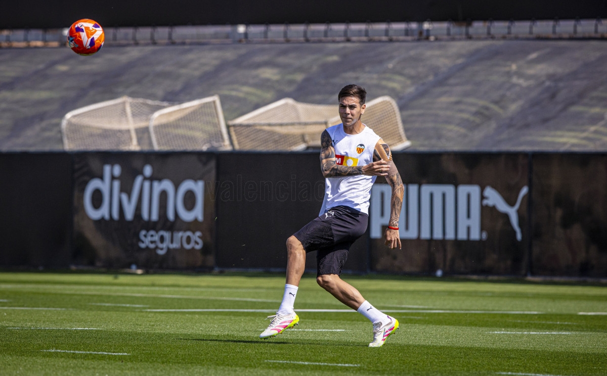 Enzo Barrenechea no entrena con el Valencia por molestias en el tobillo