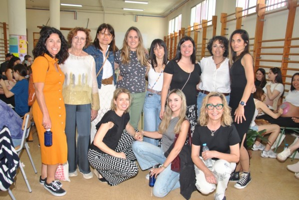 Pintar la maternidad: el taller de belly painting que une a embarazadas y estudiantes de arte en Castelló