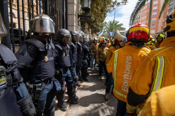 La protesta de los bomberos ante la Diputación de Alicante, en imágenes