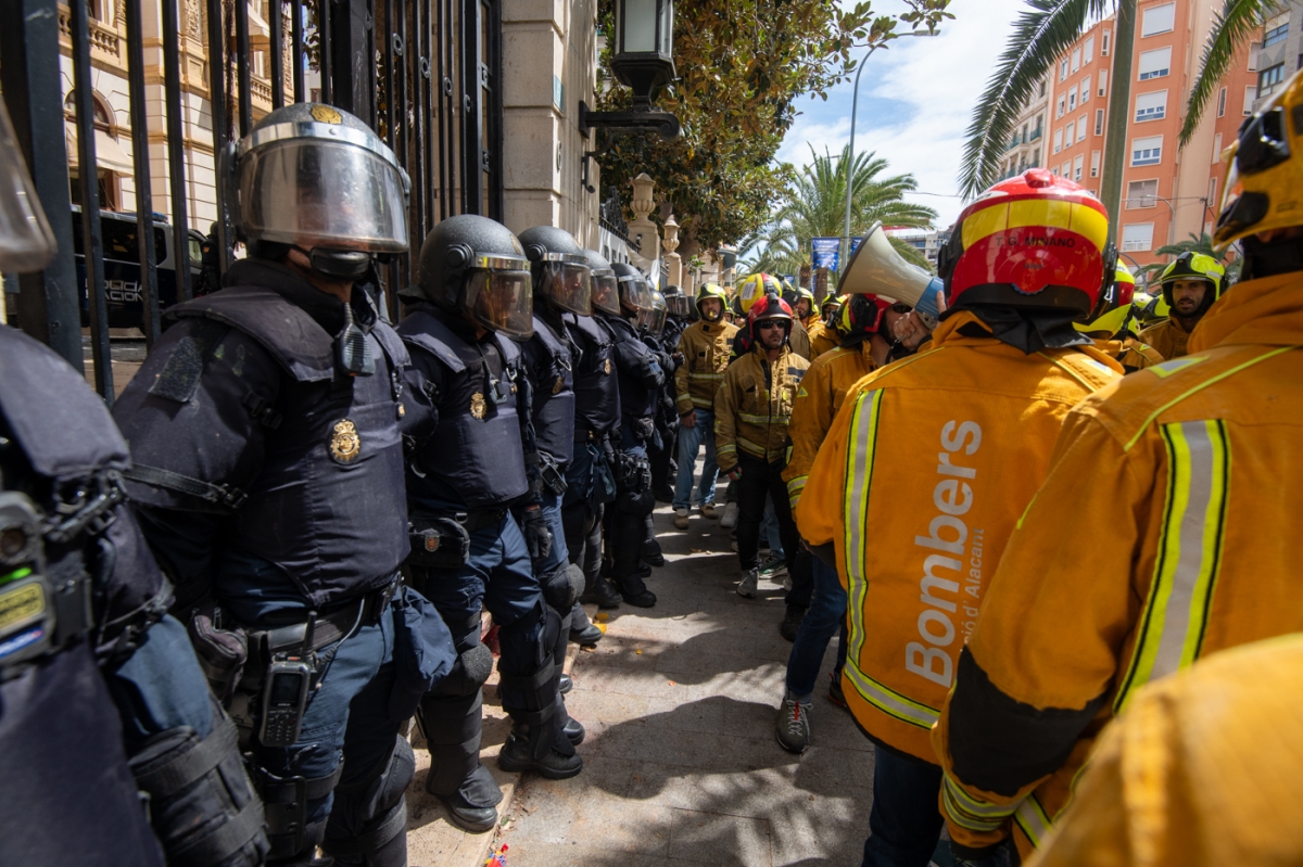 La protesta de los bomberos ante la Diputación de Alicante, en imágenes
