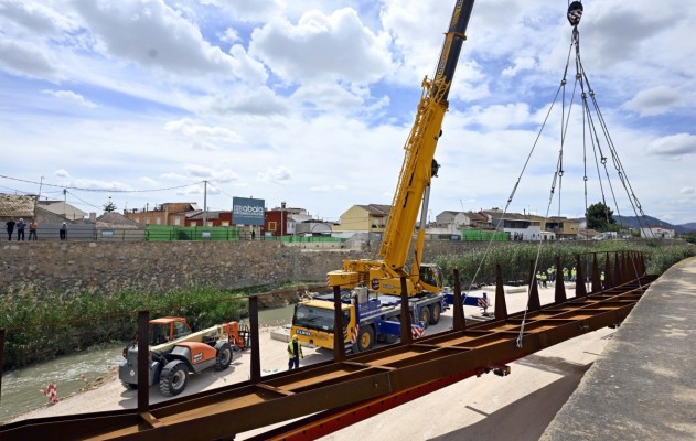 Avanzan las obras para que El Raal recupere su puente: la estructura metálica ya está terminada
