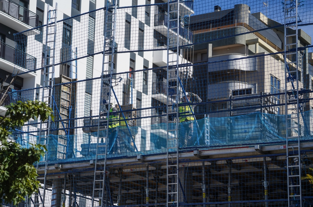 Poco andamio para tanta obra: el tirón de la rehabilitación provoca falta de stock y demoras en obras