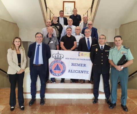 La Subdelegación distingue a 19 miembros de la Red Nacional de Radio de Emergencia