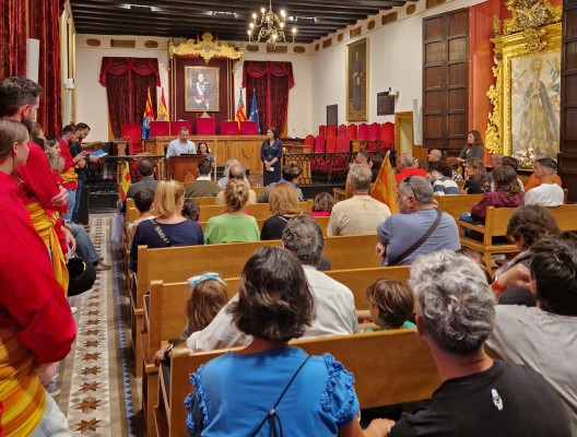 Agitado Correllengua en Elche entre el Casal Jaume I y Ayuntamiento a cuenta del uso del valenciano