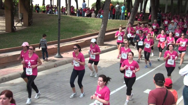 Isabel Checa se impone en la 'marea rosa' de 14.000 mujeres en Valencia