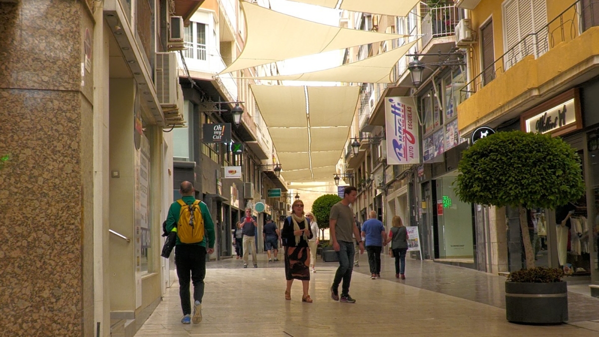 Comienza la instalación de toldos-vela en Elche para dotar de sombra a las calles comerciales del centro 