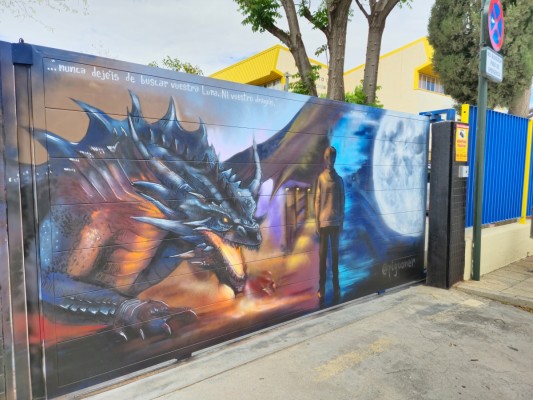 Dos murales del artista Pigüo lanzan un mensaje contra el acoso escolar en el IES Miguel Espinosa de Murcia