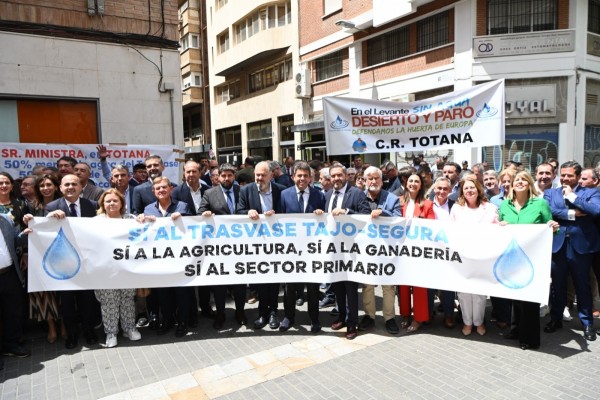 La sociedad civil, con Miras y Mazón a la cabeza, se planta en Murcia contra el 