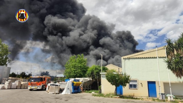 Restablecen la circulación ferroviaria cortada por el incendio de un fábrica en Silla