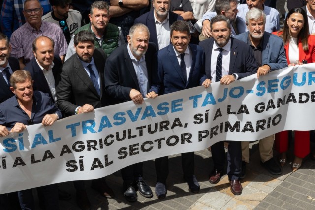 López Miras da 'plenos poderes' a los regantes para usar todos los recursos del Gobierno en defensa del Trasvase
