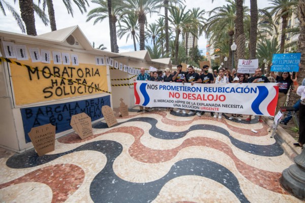 Costas pide a Alicante más informes para autorizar el traslado de los 'hippies' junto al Postiguet