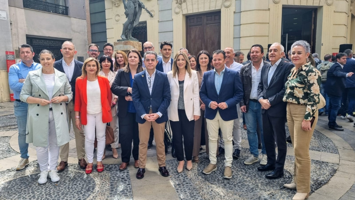 Diputados y alcaldes del PSOE en el acto de protesta por el Trasvase Tajo-Segura en la Cámara de Comercio de Murcia.