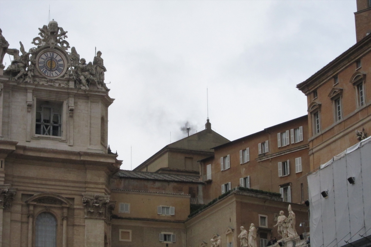 Fumata negra en el Cónclave de 2013. - Foto: EUROPA PRESS Fumata negra en el Cónclave de 2013.