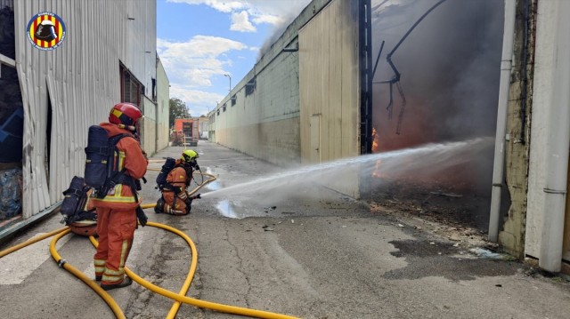 Extinguido el incendio en una empresa en Silla que obligó a cortar la circulación del tren