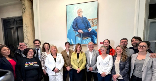 El retrato oficial de Ribó como alcalde ya ocupa su lugar en el Ayuntamiento