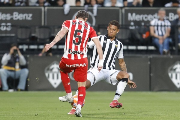Chirino se perderá el partido ante el Mirandés por sanción: vio la décima amarilla ante el Sporting
