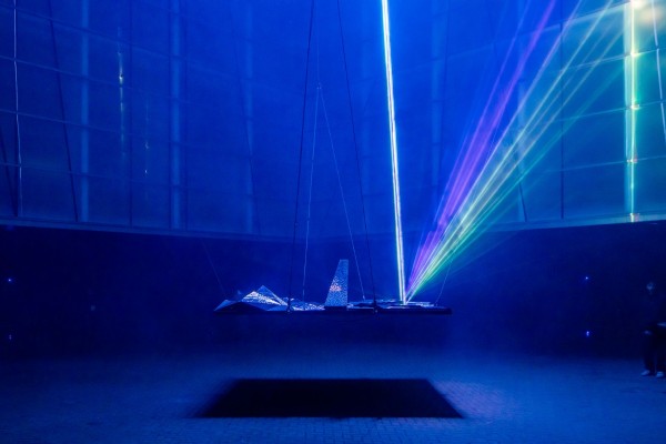 Cartagena se transforma con 'Mucho Más Mayo': una instalación de luz, una biblioteca de cuerdas, teatro en un camión y cultura en un contenedor